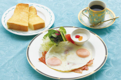 朝ごはん （ベーコンエッグ + トースト）セット※コーヒーor 紅茶