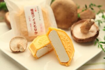 しいたけ味のアイス？コース売店にて「椎茸アイスもなか」の販売を開始します！